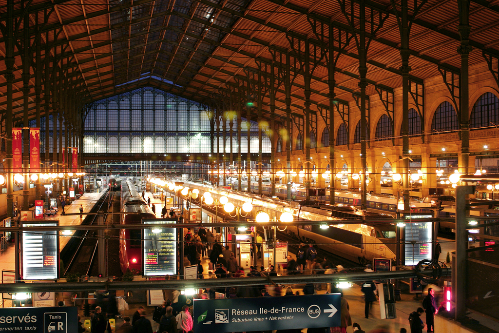 巴黎北站——法国巴黎位于巴黎市中心第十区的巴黎北站是欧洲最繁忙最漂亮的中转站之一。车站正面有23个分别代表阿姆斯特丹、维也纳和其它目的地的雕像。当阳光透过方格玻璃窗洒满铸铁站台时，车站内看上去很美。
