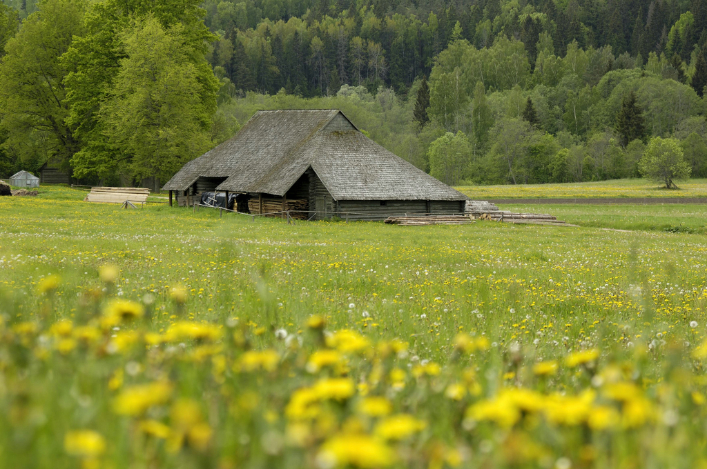 拉脱维亚参观“开放农场”，在这里你可以学到粮食是如何生产的。还可以亲自接触一些生态农业技术，购买城市超市中买不到的新鲜和健康食品。拉脱维亚有各种各样的开放农场：家畜养殖场、蘑菇农场、养鱼场和花朵农场。游客可以住在美丽田庄的小木屋，参与骑马、徒步旅行、划独木舟的运动。
