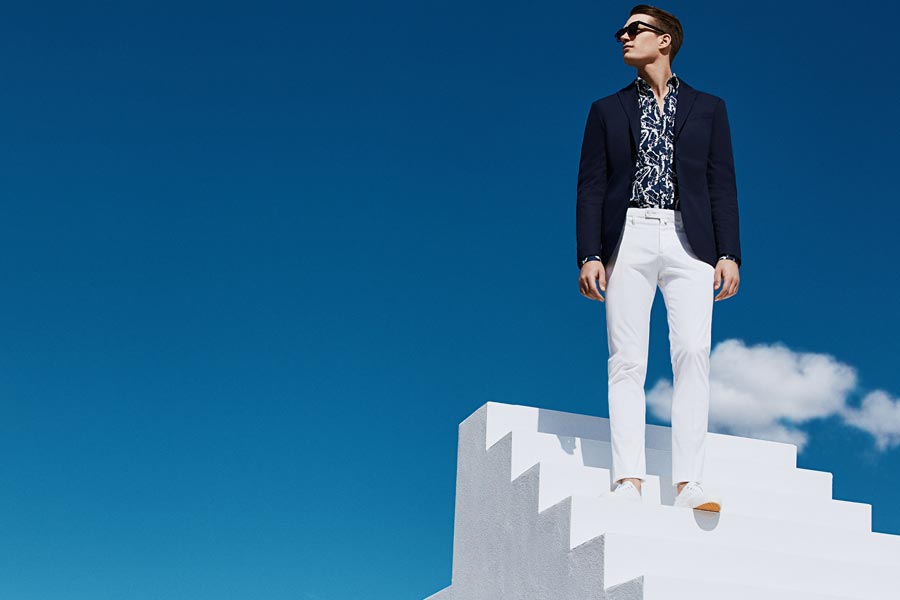 以白色建筑为背景与主题，的一场型录，Mango Men也是充满着创意的品牌。蓝色与卡其色为本季服装的主色调，在白色的建筑与碧蓝的天空下，衬托出色彩的丰满。商务的风格，充满着成熟的味道。