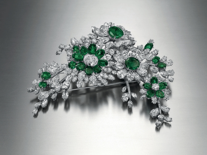 在这些伊丽莎白•泰勒藏品中，一套宝格丽祖母绿钻石珠宝最富传奇色彩，包括：一枚镶嵌祖母绿与钻石的花朵造型弹簧胸针——泰勒的第一件宝格丽珠宝；一枚宝格丽祖母绿钻石戒指——理查德•伯顿送给伊丽莎白•泰勒的第一件珠宝；一条镶嵌重逾80克拉宝石的祖母绿钻石项链——1964年伯顿于二人婚礼当天送给泰勒的礼物，项链吊坠原为伯顿在订婚时赠与泰勒的一枚祖母绿钻石胸针，这些精美绝伦的稀世臻品充分展现了她对宝格丽的偏爱。