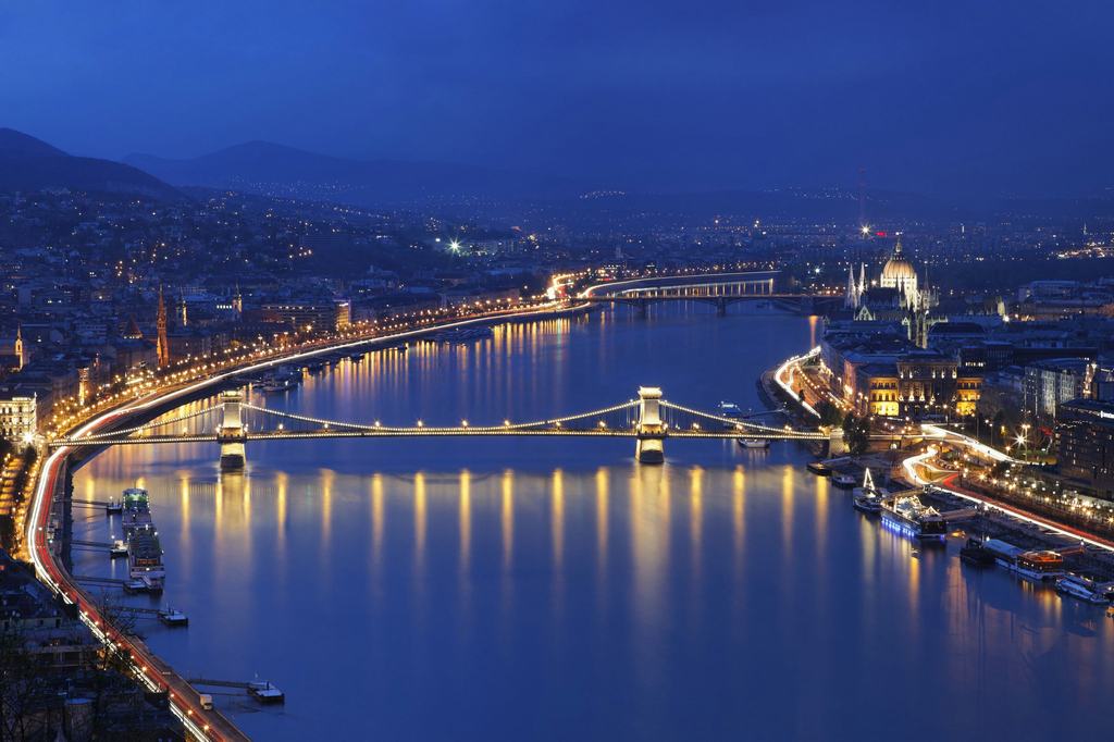蓝色多瑙河多瑙河在欧洲仅次于伏尔加河,是欧洲第二长河.