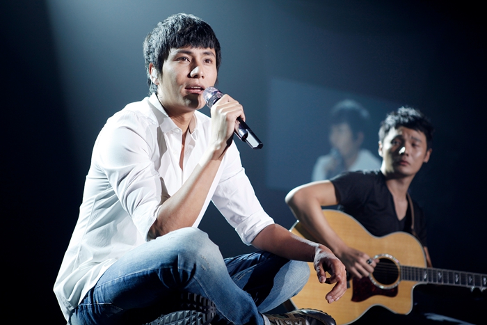 陈坤身着 Burberry 修身衬衫于2013年3月8日在个人音乐会上演绎歌曲。