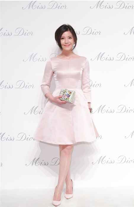 著名女星杨子姗小姐身穿Dior粉色礼裙出席迪奥小姐艺术展
