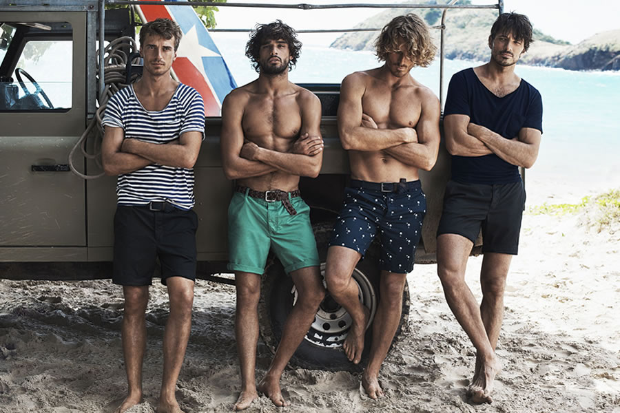 H&M本季的沙滩度假主题型录，四个肌肉大帅哥，并排走在沙滩上，气势逼人。色彩丰富的沙滩裤，给人带来假期的多彩心情，休闲款的衬衣，从解开的扣子中隐约露出肌肉，性感迷人。