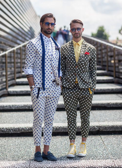 两个蓄着胡须的成熟男士，穿上波点的西装套装，将正式与诙谐相结合，很有喜感，也很时尚。