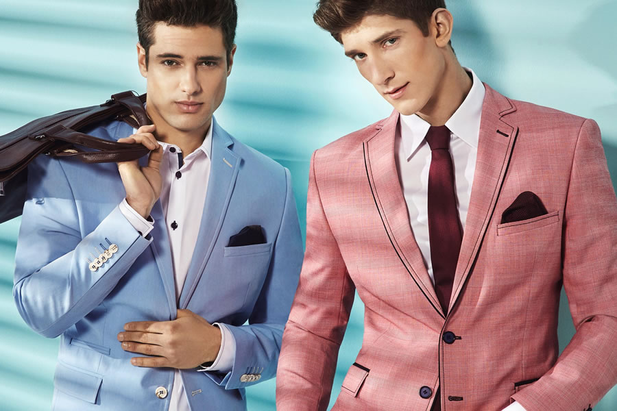 波兰男装品牌Giacomo Conti，以其高雅的风格、新鲜的设计，高档的面料，向追求细节及高级的体验的顾客提供成衣。本季推出的商务男装系列，色彩丰富鲜亮，充满了青春与夏日的气息，在细节上的处理，如领子压边，袖子的贴布，都让服装更加时尚。
