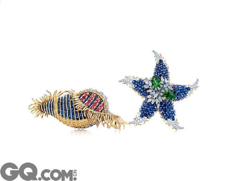 左：18k金和铂金镶嵌蓝色、黄色和粉色蓝宝石以及钻石的贝壳胸针；右：18k黄金和铂金镶嵌蓝色蓝宝石、沙弗莱石和钻石的海星胸针
让•史隆伯杰为蒂芙尼专属设计

