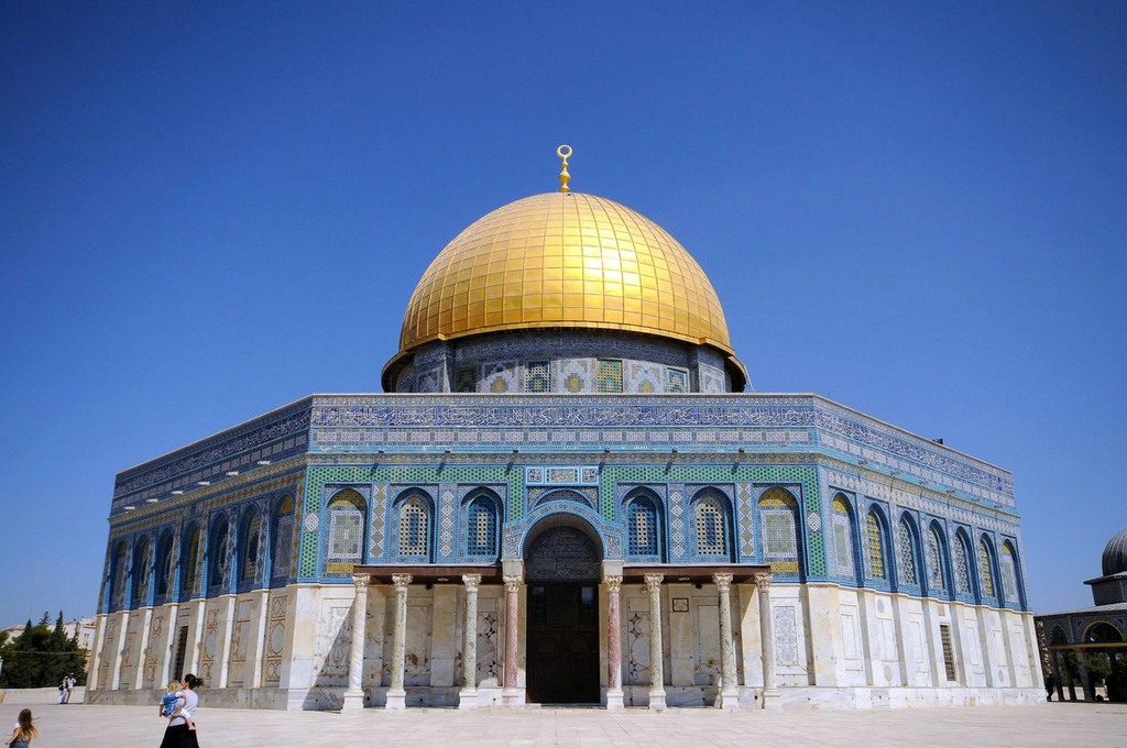 以色列耶路撒冷，旧城中的圆顶清真寺。耶路撒冷古城是亚伯拉罕诸教（犹太教，伊斯兰教与基督教）的圣地，在数千年历史中都有着重要影响。
