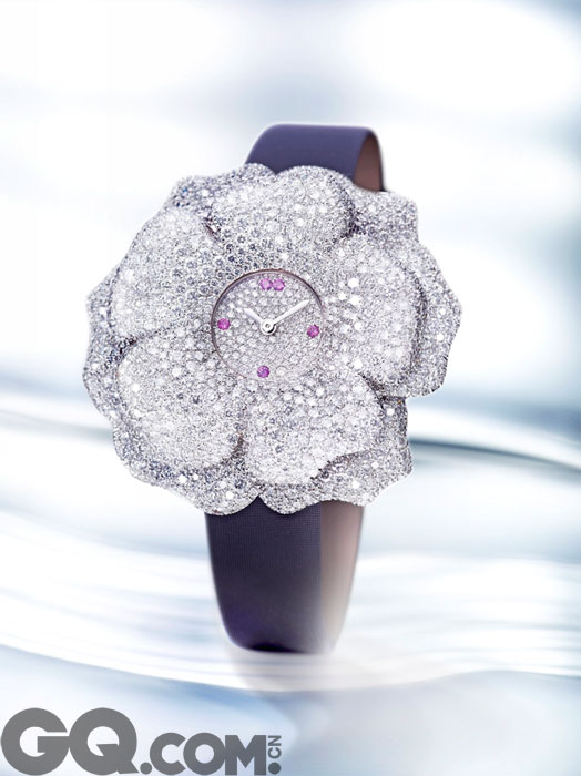 Jaeger-LeCoultre积家巨匠惊世之作Extraordinaire La Rose顶级珠宝腕表以水晶版华丽登场，它镶嵌着14克拉的钻石，将手腕装点得美轮美奂。 腕表借鉴十九世纪的设计风格，塑造了精巧细致的动人曲线。 浮雕动感的花瓣，白金雕刻的花冠，嵌满宝石的花朵，都突显了此款腕表的精工细作，让错落有致的花瓣栩栩如生。 只有真正的艺术大师，才拥有如此灵动精巧的双手，悉心雕琢出此款高级珠宝腕表。它采用最为复杂的雪花镶嵌技术，无疑是美丽与精准完美结合的 艺术典范