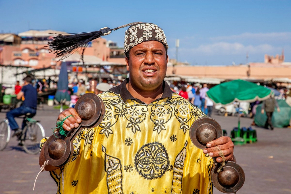 摩洛哥马拉喀什，Jemaa el-Fna广场上的卖艺人。  