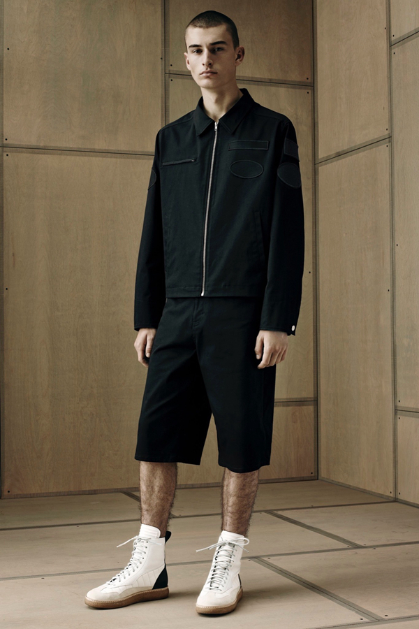 Alexander Wang本季男装的灵感来源于工装与军装，将细节的设计最小化，强调服装的整体效果，设计风格简约。色彩采用黑色、军绿色与棕色，更能保留服装原本的风格。