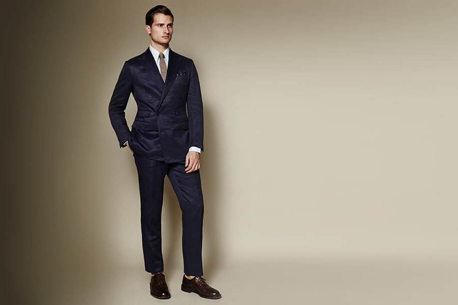 英国高级定制服装品牌Thom Sweeney，专为高端商务男士提供独一无二的、品味高尚的西服。修身的剪裁，体现出男士优雅的身姿，深色系的色彩更具成熟的味道，再搭配马甲，将男士的沉稳气质衬托出来。