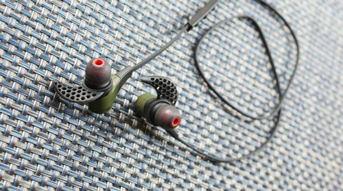 NO.7 Jaybird X2蓝牙耳机
Apple Watch在脱离iPhone配对时依然能够播放音乐，但需要一副蓝牙耳机支持。Jaybird X2作为运动耳机的代表之一，优秀的耳机设计和音乐音效，加上耳机防汗功能和8小时续航功能，为Apple Watch用户的音乐之旅提供了合适的伴侣。
