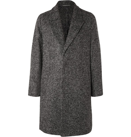  BERLUTI的茧型大衣，比起H型的大衣，这种大衣更加容易驾驭，对身材上的要求也比较低。可塑性也很强。