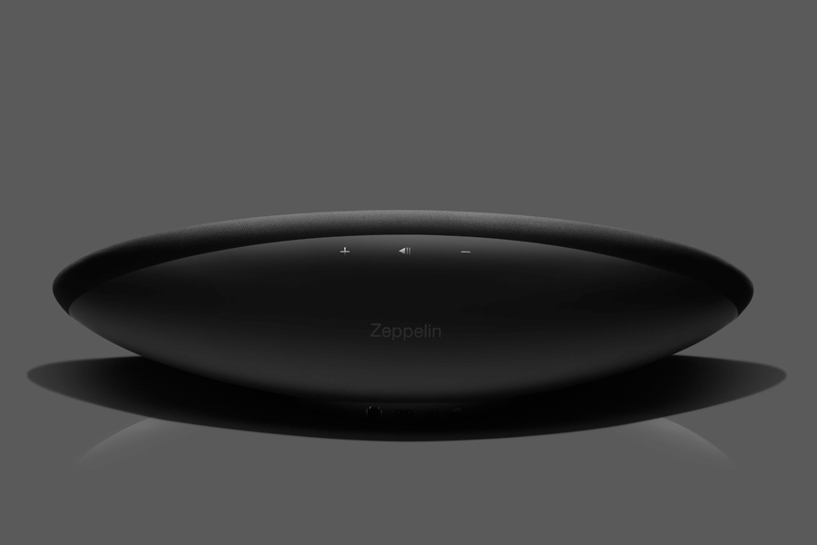 同时具备了苹果产品的Airplay、拥有广泛应用的蓝牙Bluetooth aptX和全球最大的数字音乐服务平台Spotify Connect三种无线连接选项，这意味着几乎所有移动设备都可以与Zeppelin Wireless完美结合，音乐发烧友也无需再为设备匹配而苦恼。同时，Zeppelin的操作应用程序Bowers & Wilkins Control亦已更新，提供iOS、Android、Mac和PC四个版本下载。现在，你只需手指轻按几下，无论是调整音量还是切换歌曲，Zeppelin Wireless都将提供给你轻松便捷而又无拘无束的极致原音聆听体验。