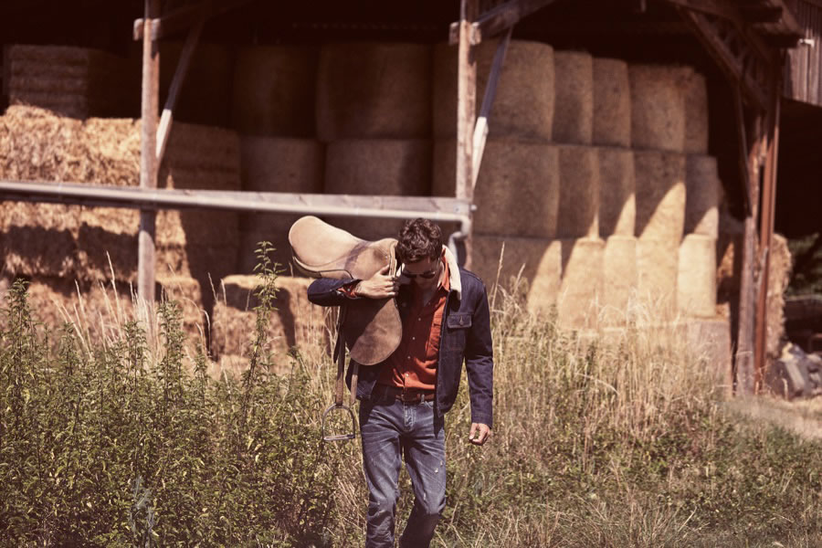 Mango本季推出了复古风的Blacksmith系列，以农场的牛仔生活为背景，牛仔服在这样的环境下更添几分硬气。而除了经典款的牛仔衣外，也有羊羔绒加牛仔的搭配，保暖之余，也添加了柔和的感觉。