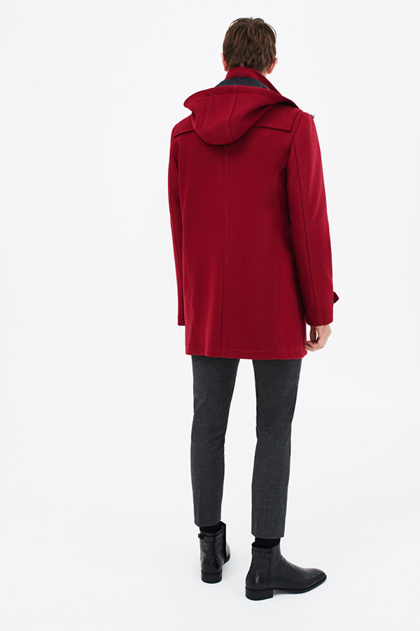 天气越来越冷，Zara也适时地推出了新款的冬季外套。各种款式的外套各具风格：双排扣的呢子大衣自然少不了，经典的驼色大衣依然保留一席之地，短款夹克和短款羊毛外套显得精神，户外风格的派克大衣保暖性更好，红色的厚毛呢大衣带来了节日的喜庆。