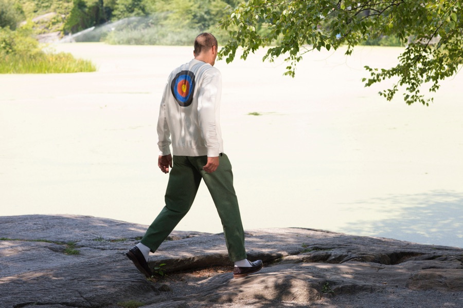 TOPMAN联手纽约画家Curtis Kulig推出最新男装型录。Curtis Kulig是个人风格很强的画家，但是他清楚地了解设计服装与创作画作的不同，他没有天马行空的想象，而是将艺术审美融入日常服装，设计出以简约为主的丹宁系列，以及经典的驼色大衣。