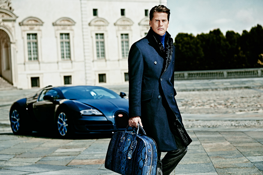 Ettore Bugatti在2015年秋冬推出了奢华的男装系列，包括精致的外套与奢华的皮革夹克。宝石蓝到深蓝色系列，都透露着极致的奢华。蛇皮纹与鳄鱼皮纹的手提包，为整套设计更添奢华之风。