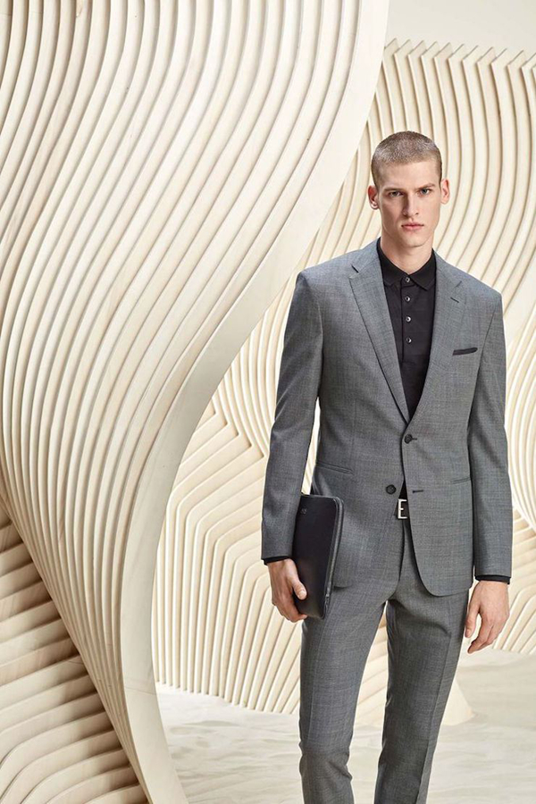 德国品牌BOSS by Hugo Boss推出男士正装系列，精致的剪裁尽显奢华，流畅的线条、纹理细腻的西装显示出男士的优雅与品位。除了套装外，也有蓝与白的对比色搭配，以及皮质夹克衫，来彰显个性。