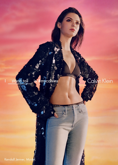Calvin Klein在全球26个市场通过多元化的媒体组合覆盖率逾十亿，包括数字化广告大片、手机广告、平面广告及户外广告，展示品牌的独特生活方式。2016年春季，Calvin Klein与Dazed独家合作，助其丰富平面和线上平台资源，并将在纽约时装周期间的Dazed 100年度排行榜掀起另一高潮。Calvin Klein同時与全球顶级数字音乐平台Spotify合作跨平台提供音乐和视频的定制服务，品牌形象页面可任意与用户的自定义播放列表结合显示。于此同时，品牌将持续通过真实的、亲密的话题“I _____ in #mycalvins#”推动全民与艺术、音乐和电影相结合，通过各自不同文化背景保留当下最美的回忆。Calvin Klein一贯秉持创新及改革精神用真实面拉近距离唤起人们的共鸣，以故事陈述手法来体现内容：即时的、关注的、贴切的，同时引人深思和启发灵感。
