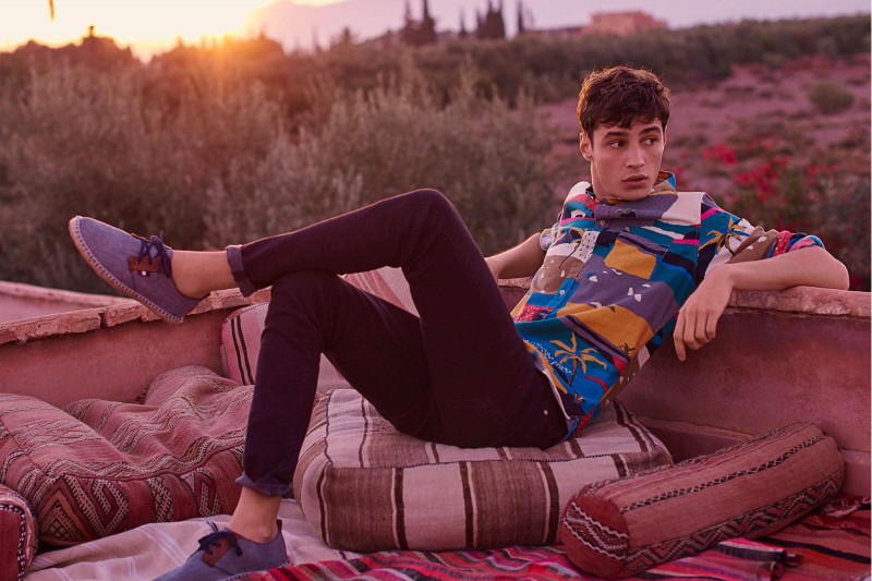 H&M推出的2016春季最新男装型录，灵感来自于沙漠。将沙漠绿洲中的植物作为本季服装的图案主题，富有大自然的气息。休闲款的印花T恤搭配紧身牛仔裤很有假日的感觉。