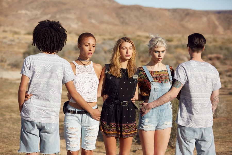 H&M本季推出了充满梦话彩虹色彩的Loves Coachella系列广告大片，是以这个标志性的音乐节为主题的第二个系列。紫色的背景下，充满特色的印花别有风情，洋溢着年轻人的个性与青春。