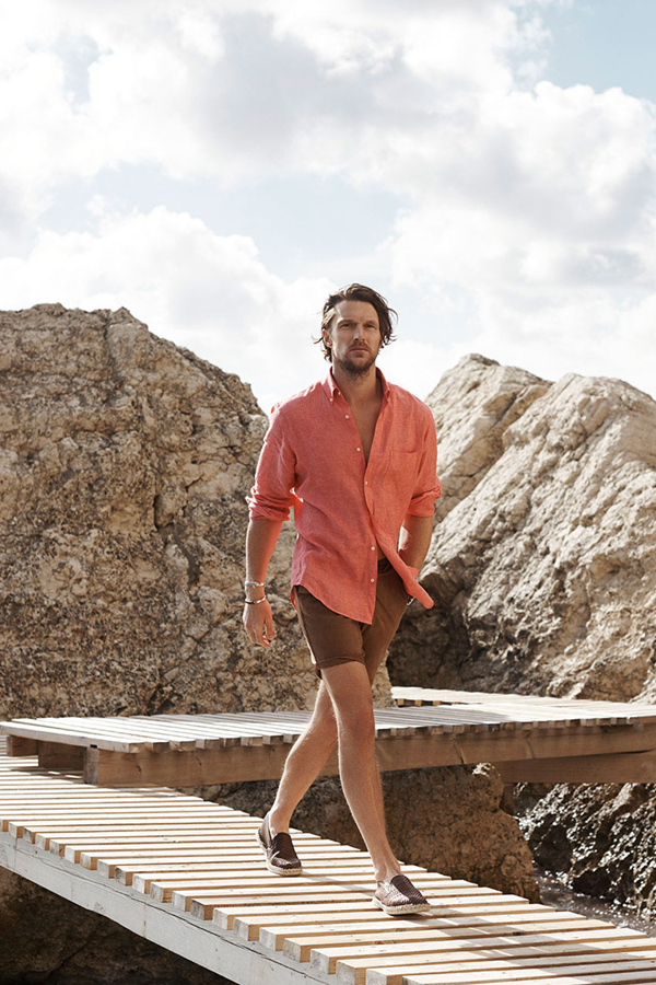 西班牙时尚品牌Massimo Dutti与巴西男模Massimo Dutti来了场旅行。春季出游的放松态度，自然的中性色为主，POLO衫、懒人鞋、运动夹克，提供了一系列旅行必备服装。