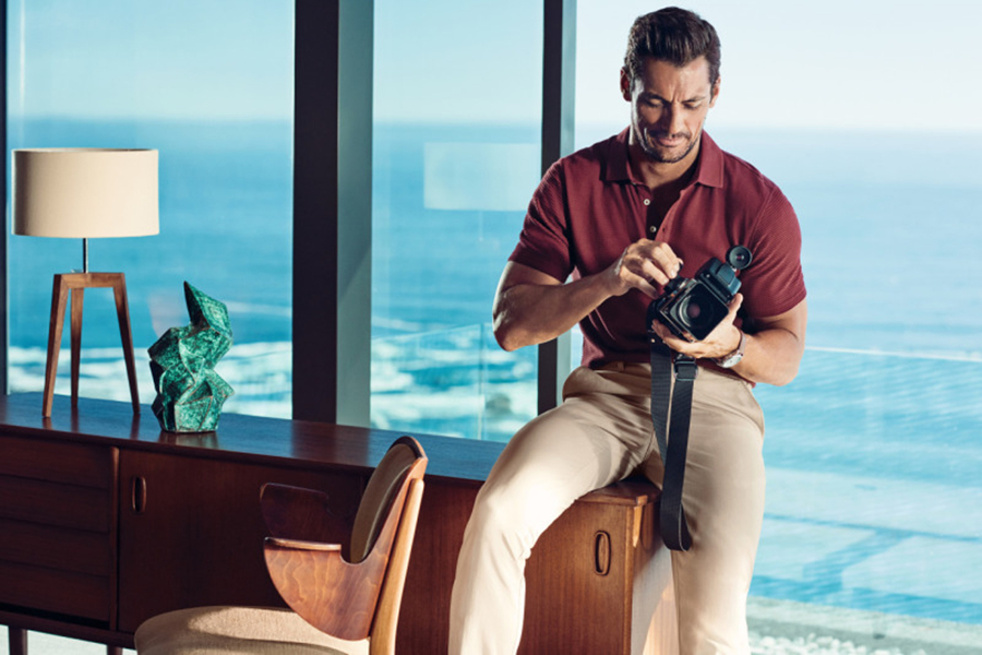 Marks & Spencer的2016春夏广告大片主打商务休闲装。Polo衫搭配休闲裤展现着商务男士成熟稳重的形象。不仅仅有基础的的黑白灰，枣红色的选择，添加了色彩上的韵味。