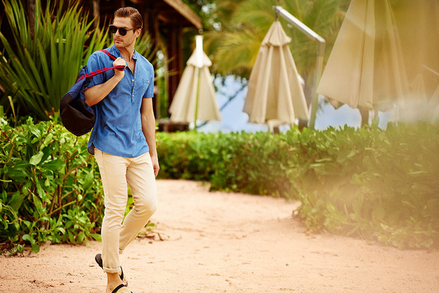 波兰品牌Reserved推出2016夏季广告大片，风景如画。到毛里求斯享受休假，打造热带风格的时尚。平静的蓝色色调，正符合休假渴望的宁静心情。印花衬衣、白色裤子、舒适的纯棉短袖，丰富了夏季的旅行箱。