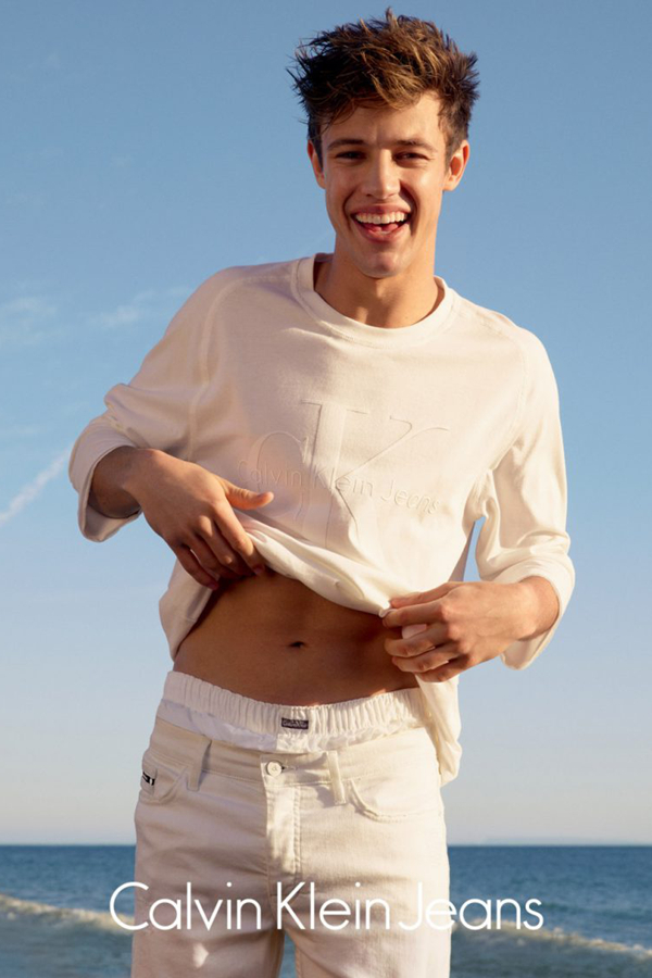 Calvin Klein Jeans推出的2016夏季大片，采用了不掺杂一丝杂色的纯白，就像海洋激起的浪花，纯净而欢快。宽松的运动风，正面的LOGO，看似低调，却又张扬的时尚态度，让人着迷。