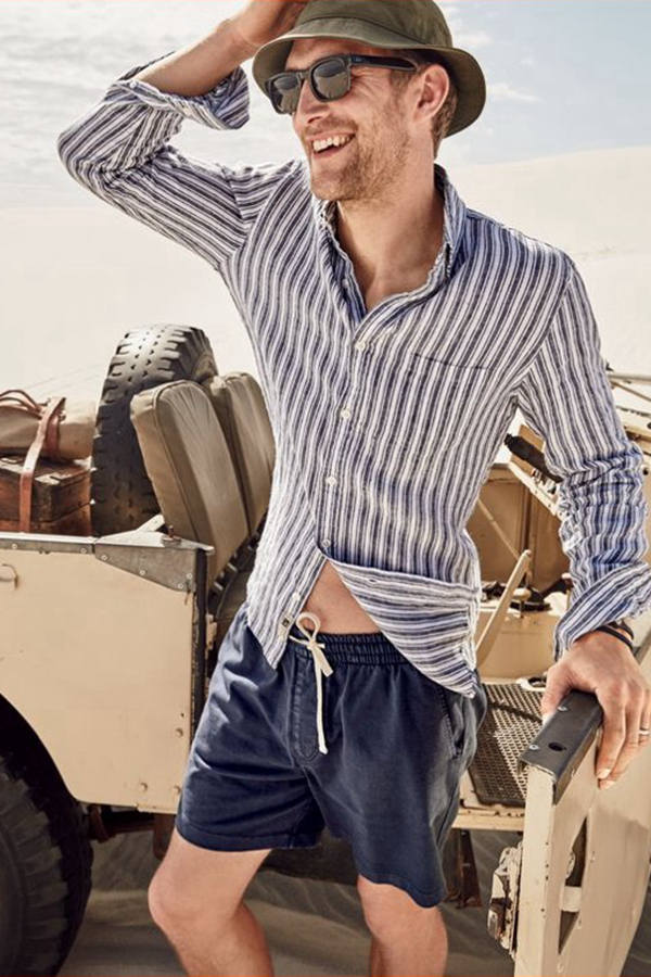 J.Crew本季来到沙漠取景，推出了2016的男装风格指南。休闲外套是本季的主推服装，中性色正如沙漠的颜色。烈日烘烤下，蓝色与粉色的T恤，以及印花短裤，让人有种海边沙滩度假的错觉。虽然是严酷的环境，但是难掩轻松的风格。