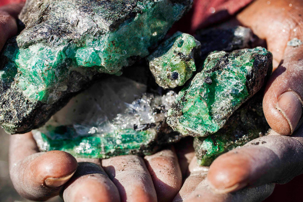 Gemfields是世界顶级有色宝石供应商，负责开采来源可靠的有色宝石。公司已于伦敦证券交易所的另类投资市场上市。
Gemfields是赞比亚Kagem祖母绿矿山（据信为世界最大单一祖母绿矿产）和莫桑比克（Montepuez）红宝石矿山（全球近期发现的最重要红宝石产地之一）的运营商，在两座矿山都拥有75%的股权。
