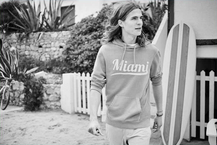 西班牙品牌Mango Man近期推出了2016夏季男装型录，像是一场阳光下轻松的沙滩度假。休闲装张扬的是年轻的态度，长发男模Malcolm Lindberg欢快的笑容，正如本季男装的态度：年轻与快乐。格子衬衫与条纹背心的简约随性，让人放松。