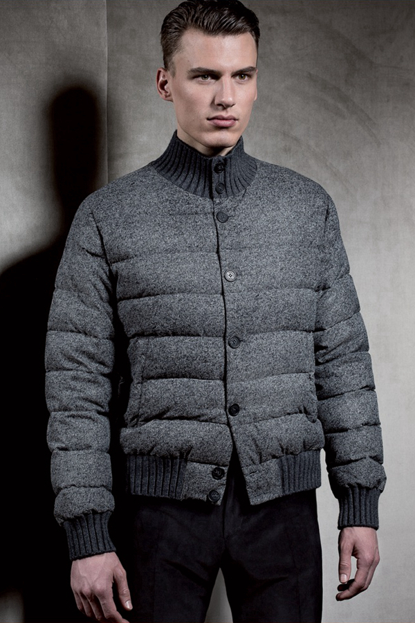 意大利奢侈品牌Ravazzolo推出了以复古为主题的2016秋冬男装型录。回溯到1950年代的风格，经典的剪裁西装，兼具了传统、风格与功能性，以灰色为主色调，展现着精英男士的品位。开司米与羊毛面料结合，形成了具有特殊防水性能的西装。