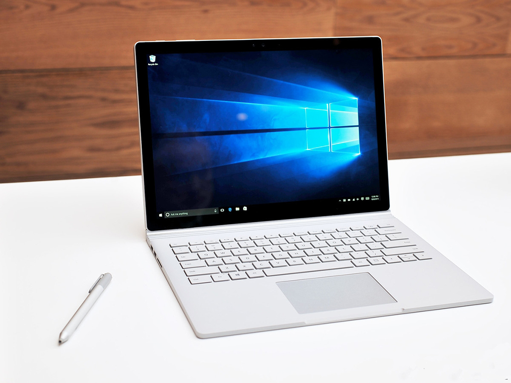 NO.10微软Surface Book
微软Surface Book是典型的“成也合体”，既可以当笔记本又可以当平板，合体时具有无缝对接的效果；同时银灰色的表面以及可随意弯曲的铰链，足以吸引所有人的目光。
参考价：15588元
