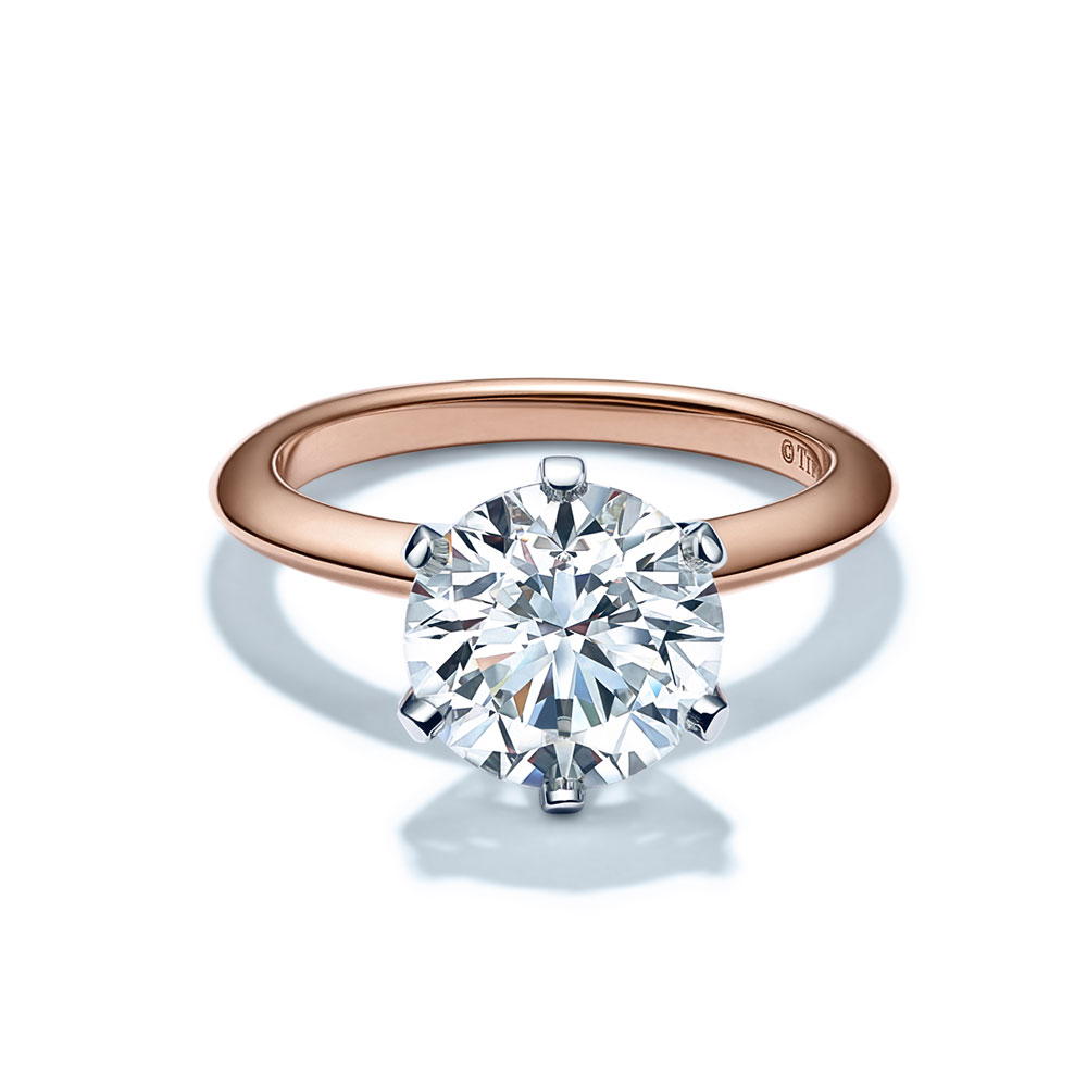 蒂芙尼在经典钻戒诞生130周年之际，全新发布了The Tiffany® Setting蒂芙尼六爪镶嵌玫瑰金钻戒。在这款钻戒首次问世的时候，首先推出的是以18K黄金打造的戒环，随后推出了铂金戒环，这也是蒂芙尼发展历史上的里程碑之一。