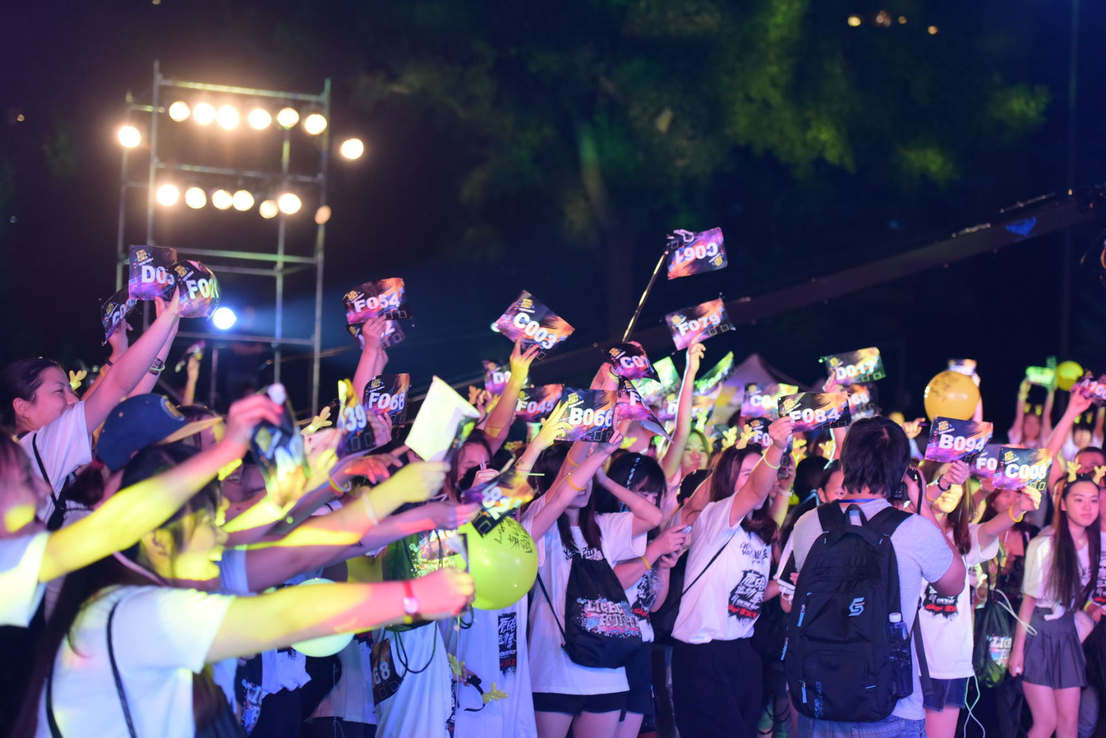 而鹿晗运动季的玩法并不止于社交网站的在线互动，它带来的运动热潮更是燃到了生活中。8月27日“鹿晗运动季”之“Light Run+1”荧光跑活动在北京朝阳公园举办，线上征集的跑者齐聚现场，每人免费获得荧光跑装备，在有趣的氛围中享受了五公里的运动。