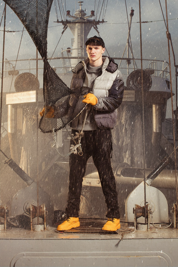 Moncler推出了新副线品牌Moncler O的2016秋冬男装型录。受到渔夫的启发，设计出航海风格的服装。宽大的夹克衫与羊毛衫，打造了休闲又低调的形象。逼真地还原了渔船作业的场景，散发着生活气息，又兼具时尚感。