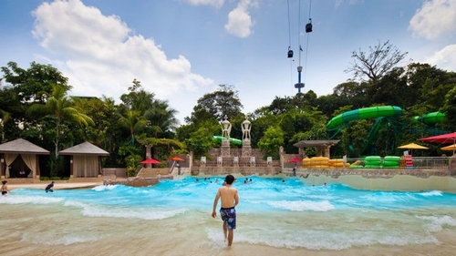 新加坡圣淘沙岛的Adventure Cove Waterpark，最被推崇的就是其融合了海洋元素，让人与大自然更加亲近，其中的Adventure River更是以漂漂船+海底隧道的概念，让人乘坐由浮圈轻松浏览美景。

地址： 8 Sentosa Gateway, 新加坡 098269

官方网址：//www.rwsentosa.com/
