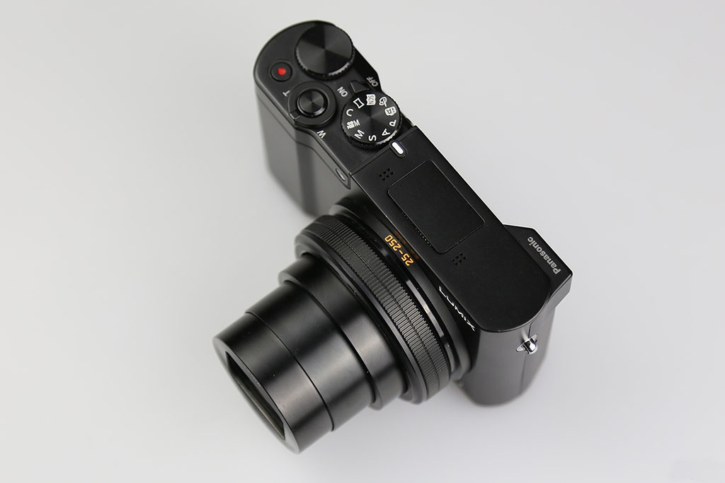 NO.5松下ZS110
松下ZS110的机身尺寸为110.5×64.5×44.3mm，包括电池和存储卡在内的总重量约为312克，又是小巧便携相机中的一个强大的竞争对手。ZS110搭载2010万有效像素的1英寸CMOS传感器和10倍光学变焦的徕卡DC VARIO-SUMMILUX镜头，电子快门速度可达1/16000s，相比于索尼的几款相机的快门速度低了近一倍，但是普通用户使用还是可以的，同时还支持松下的4K照片、后对焦等基于4K技术的一些功能。
参考价格：4490元
