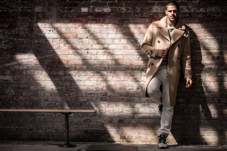 Todd Snyder与Champion联合推出了2016年秋季男装广告大片，邀请到美国男模Chad White完美地展现了洒脱的运动精神。完美的肌肉线条，穿着学院派的夹克衫与舒适的卫衣，充满着男子气概。