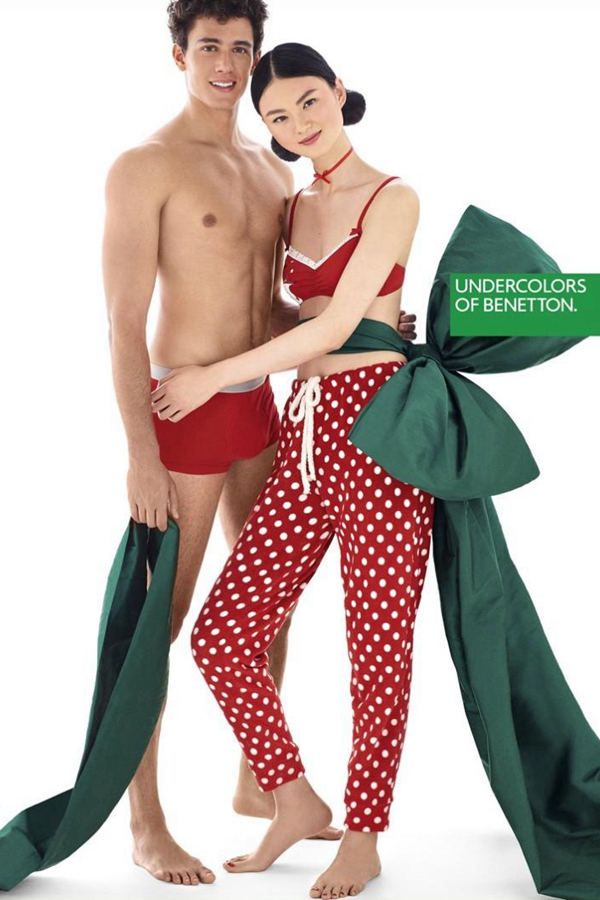 Undercolors of Benetton本季邀请Xavier Serrano和Victor Ndigwe推出了假日广告大片，融合了圣诞元素——绿色与红色为主色调，显示出一派节日的气息。舒适的睡衣与内衣，让人即便在家里，也感受到节日的氛围。