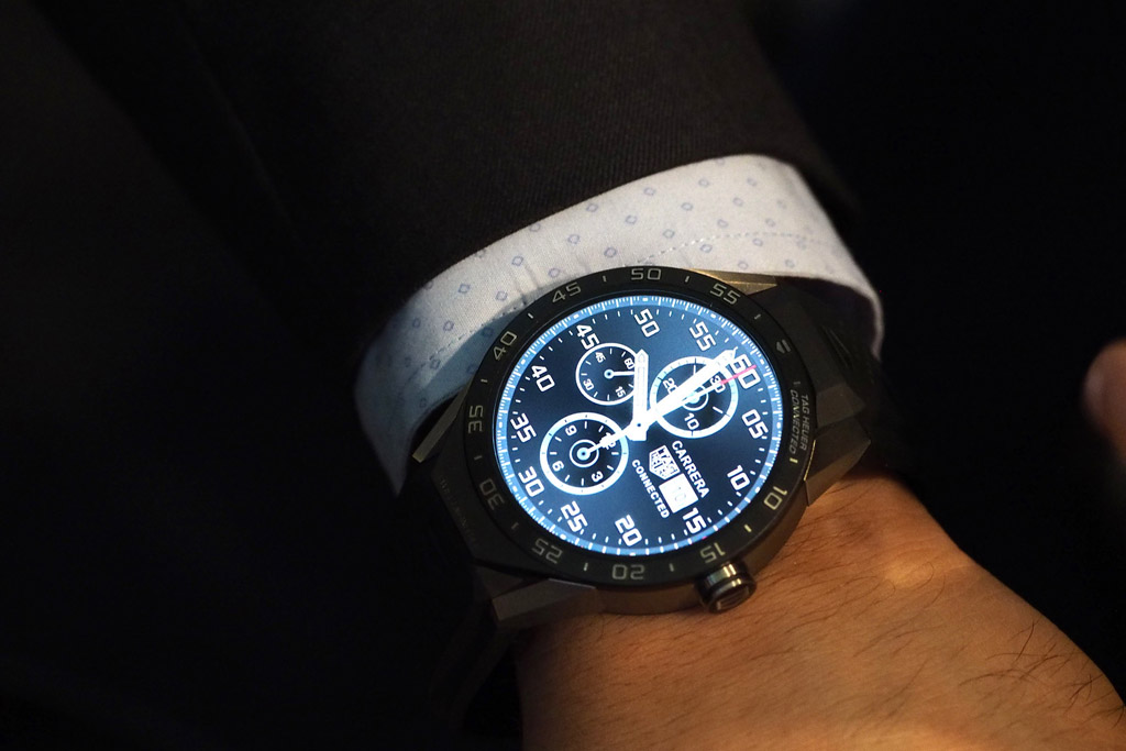 NO.7最贵的智能手表——Tag Heuer Connected智能手表
表盘的材质是由蓝宝石水晶，具有防水功能，电池容量是410毫安，内存为1GB，均是有Android Wear提供支持。
参考价格：9900美元　　
