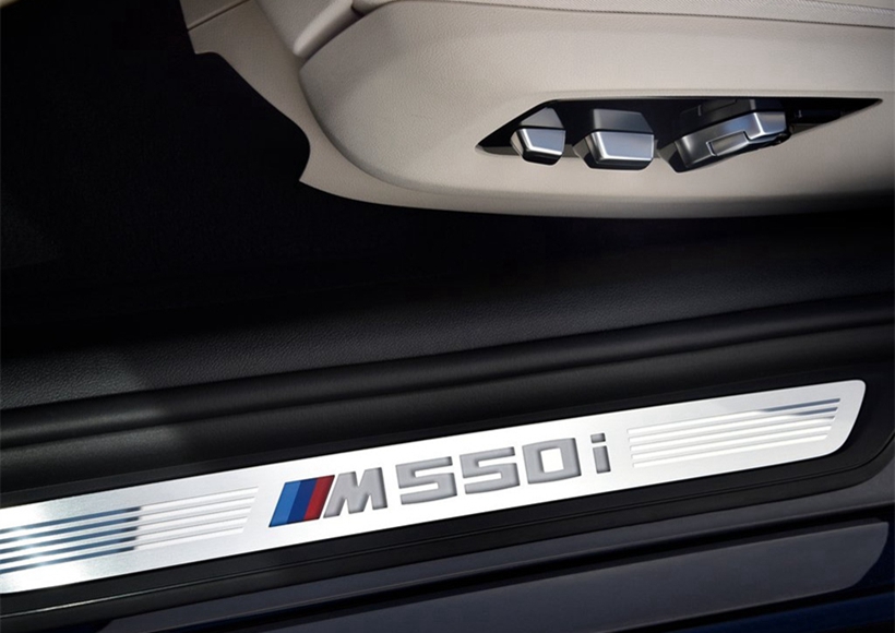 内饰方面M550i xDrive设置了带有“M550i”标识的迎宾踏板，座椅标配带有蓝色缝线的Black Dakota皮质包裹，并可选装Nappa真皮。当然M方向盘、M踏板以及地垫自然也就是标配了。
