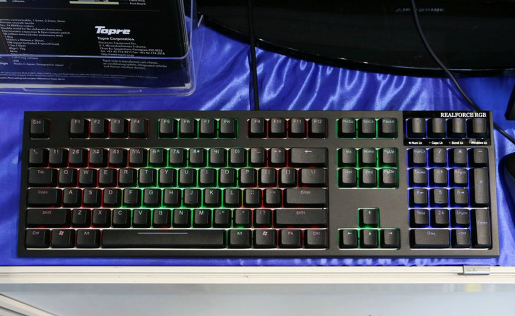 NO.3Topre Realforce RGB
来自日本黑科技，却铸成了无数玩家的Dream Keyboard，可调节的三个触发高度，一如日本汽车的悬挂一样柔软。防止类似静电容键盘通病的火山口倒角，通过内轴的优化避免。十字轴菊花性，可以兼容MX轴的键帽，同时不卡壳，扎实的做工使键盘触感肌肤般亲切。
