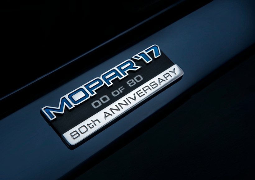 作为克莱斯勒集团的配件制造商之一，Mopar从成立至今已经有80个年头。而就在这十分重要的80大寿之际，Mopar隆重推出了限量80台的Mopar' 17 Dodge Challenger。
