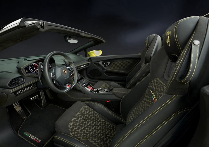 内饰方面，兰博基尼Huracan RWD Spyder名车采用了黑色内部色调，同时在方向盘、中控以及座椅等方面加入了黄色缝线。此外，新车配备了一块12.3英寸多媒体显示屏，驾驶员可通过方向盘上的按钮选择驾驶模式。