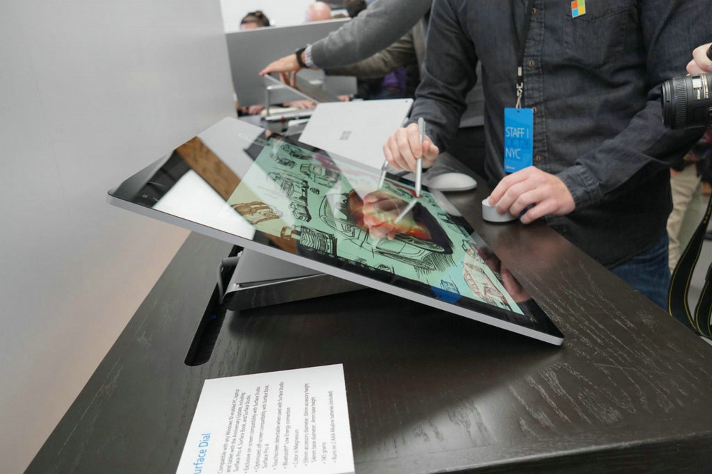 NO.2 微软Surface Studio
为专业为灵感而生的Surface Studio，是一款功能强劲的一体化电脑，配有28英寸超薄屏幕，安装在零重力铰链上，屏幕分辨率高达4500×3000，支持触控同时配有手写板、尺子等若干项创作者专用工具。
