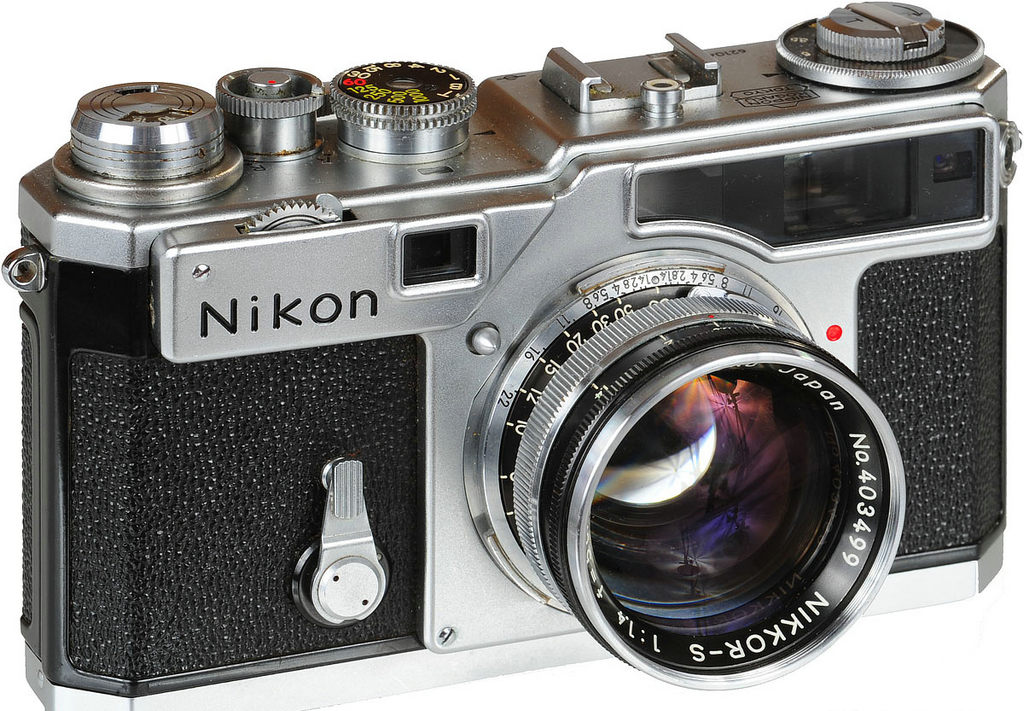 Nikon SP，1957年。这一款相机凭借强悍的性能，将尼康推向了映画界巅峰。Nikon SP集六个对焦框于一身，领先莱卡M4P同类型23年。拥有快门速度调节盘，镜头焦段线框照明系统附件，使用钛质帘幕快门等等当时看来的“黑科技”。